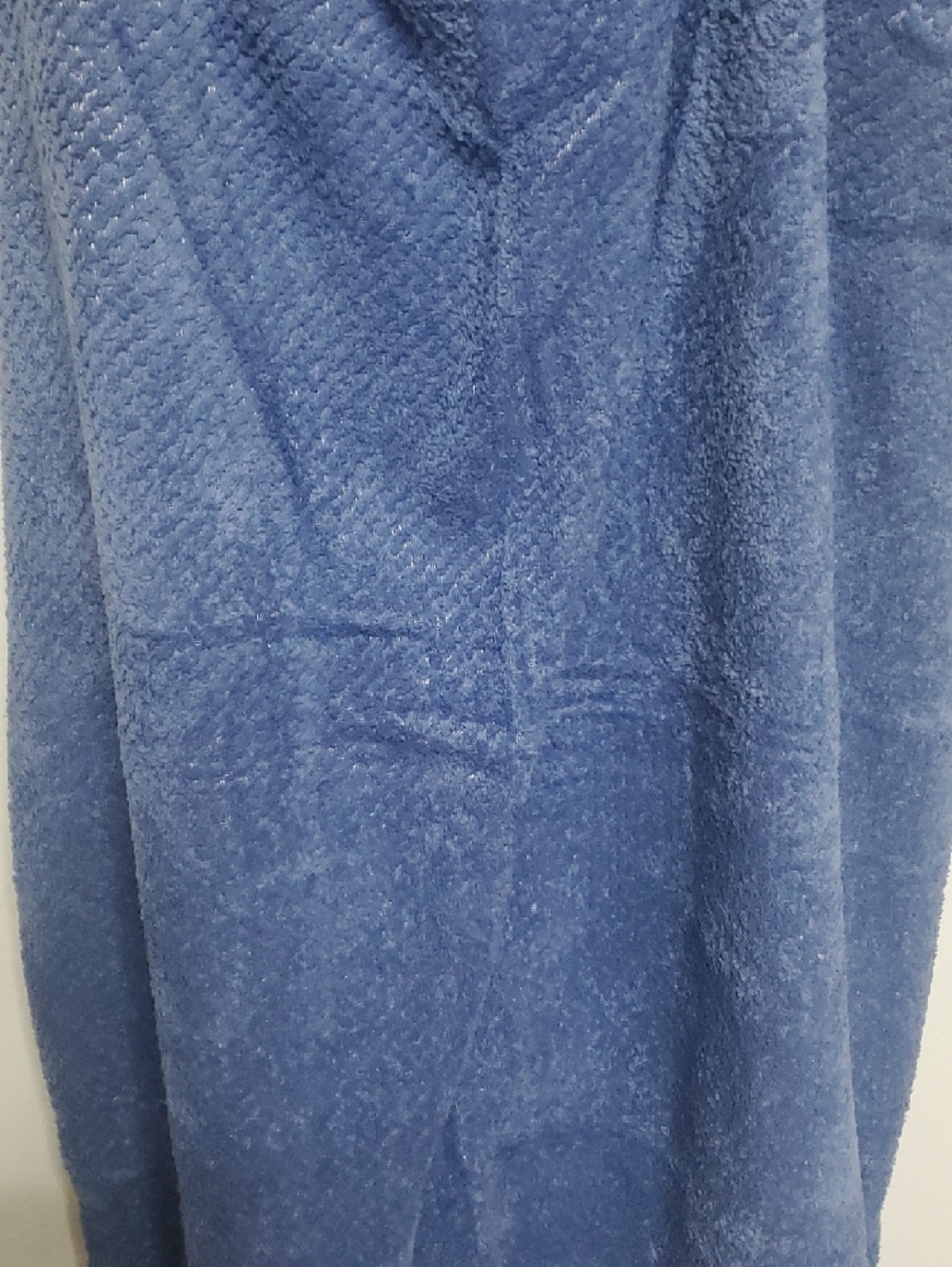 Blue Plush Wearable Towel with Daisy Pocket - Picture 7 of 9